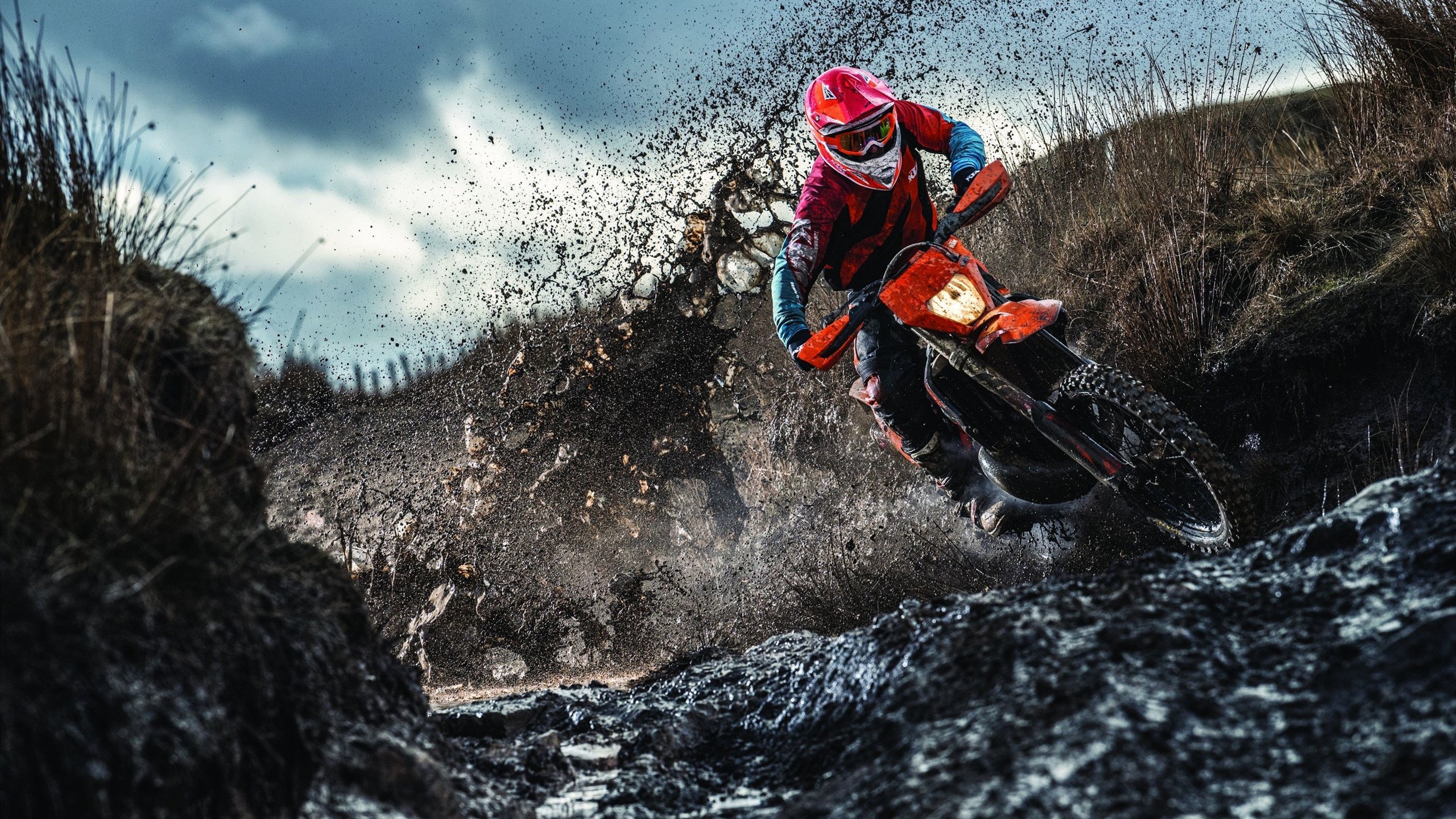 “东安湖赛场跑酷：惊险跃升，挑战极限障碍”