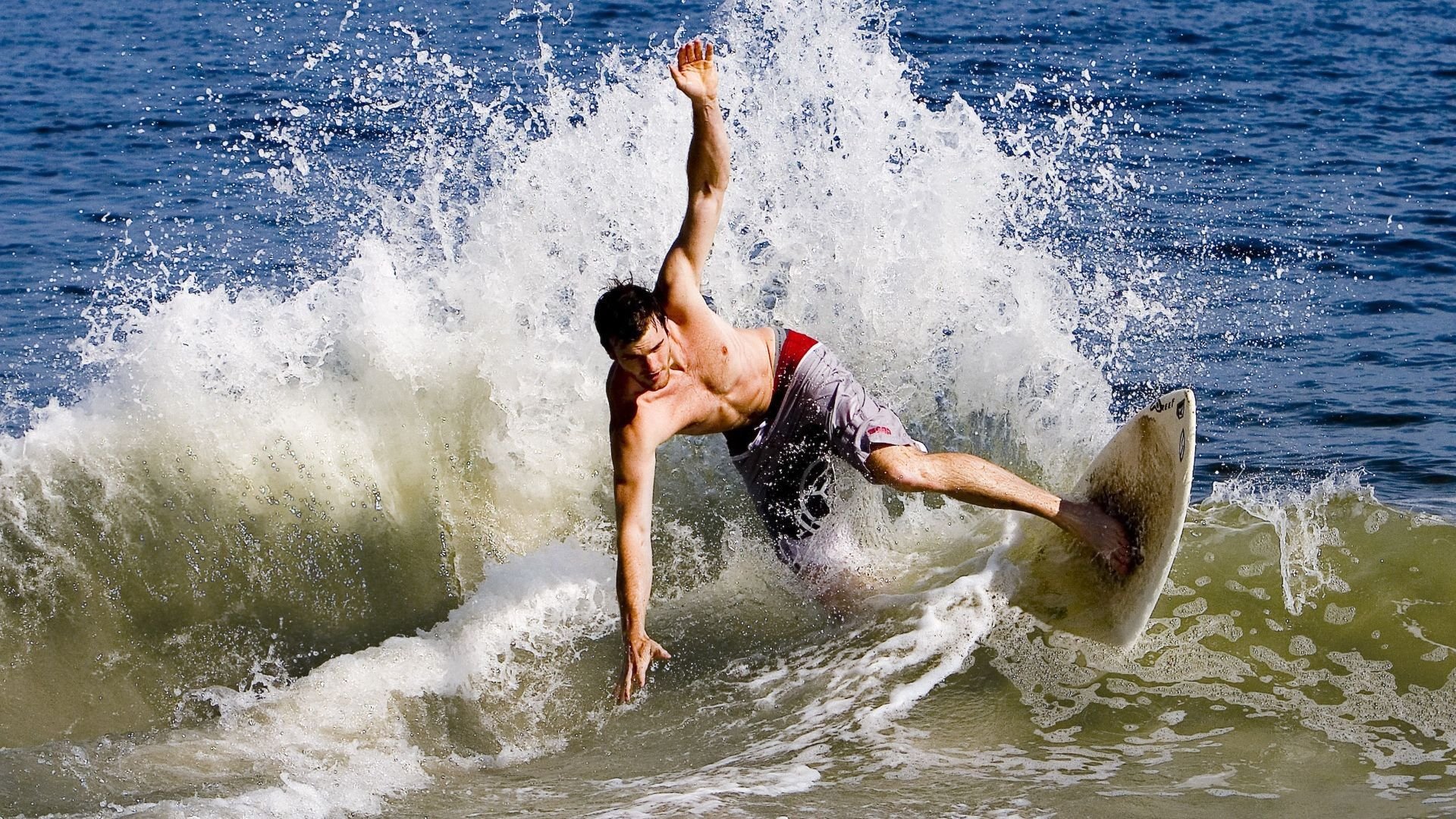 “东安湖赛场跑酷：惊险跃升，挑战极限障碍”